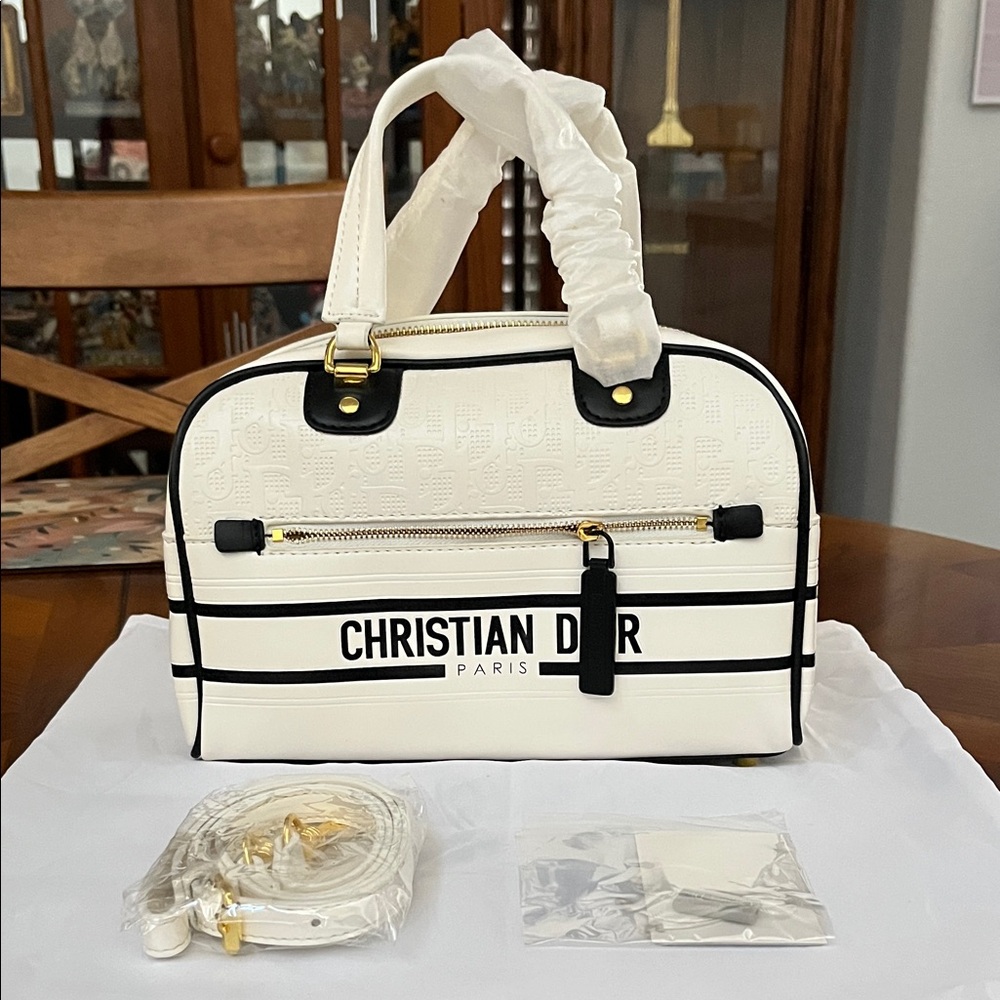 Source Unknown Egg Shell and Black Crossbody Satc… - image 1